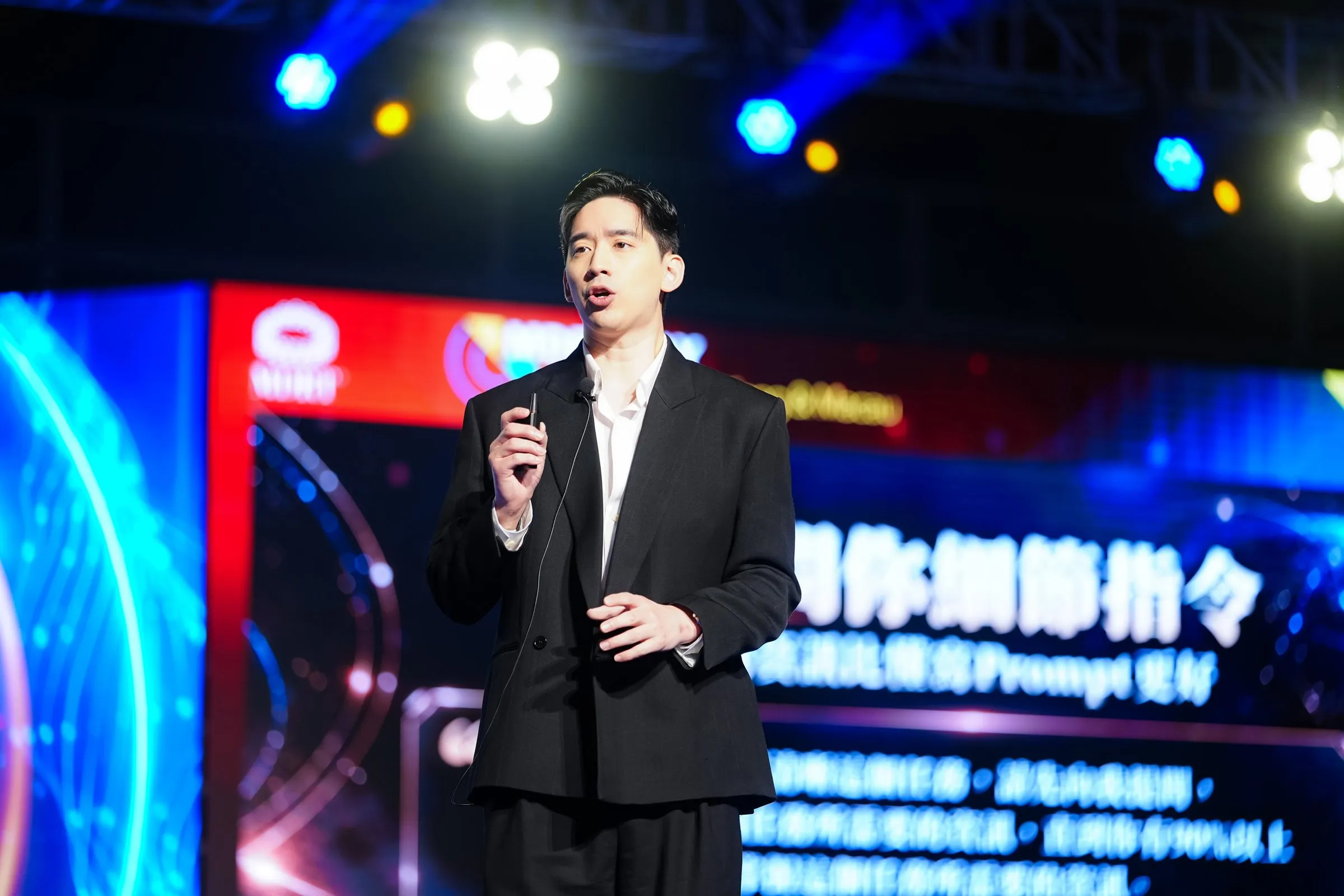 Dickson AJ 莊豐銘在大型活動主舞台演講